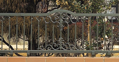 鋳物フェンスはエレガントなデザイン【エクステリア工事編】