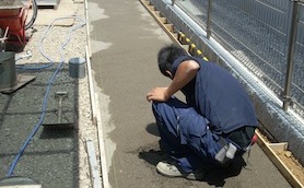 アプローチに平板敷き