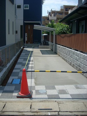 アプローチに平板敷き