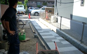 アプローチに平板敷き