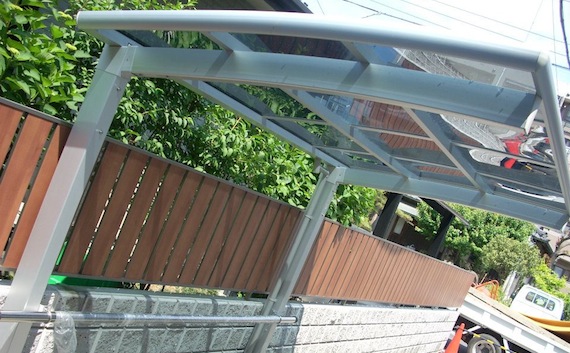 アプローチに平板敷き