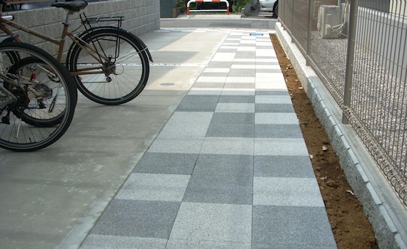 アプローチに平板敷き