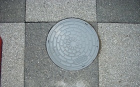 アプローチに平板敷き