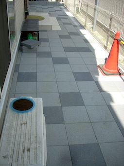 平板を並べたアプローチ