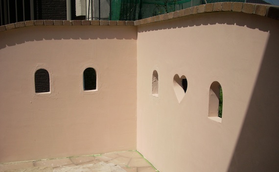 ハート形の風窓のある塗り壁