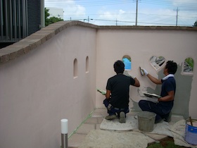 ハート形の風窓のある塗り壁