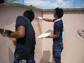 ハート形の風窓のある塗り壁