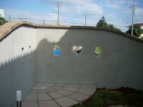 ハート形の風窓のある塗り壁