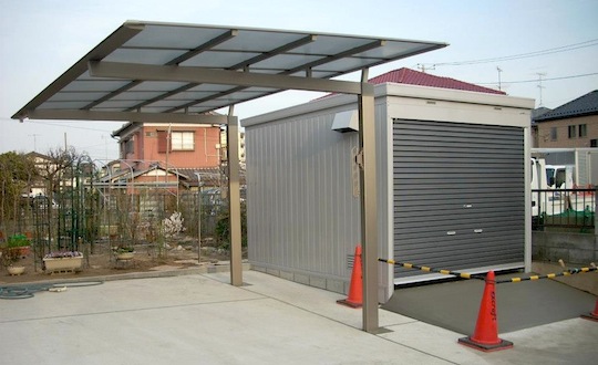 カーポートとシャッターのある車庫を施工