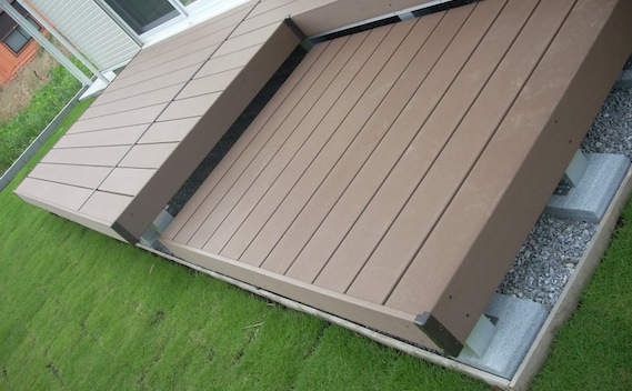 仕上がったウッドデッキ