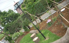 庭の中の庭園灯