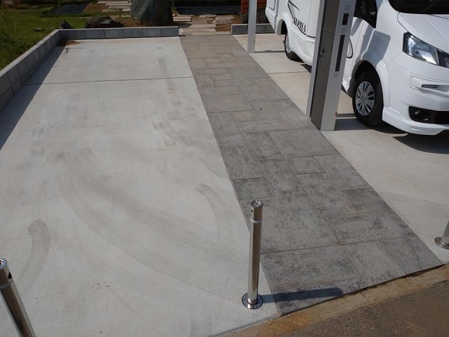 キャンピングカー対応のカーポートを設置